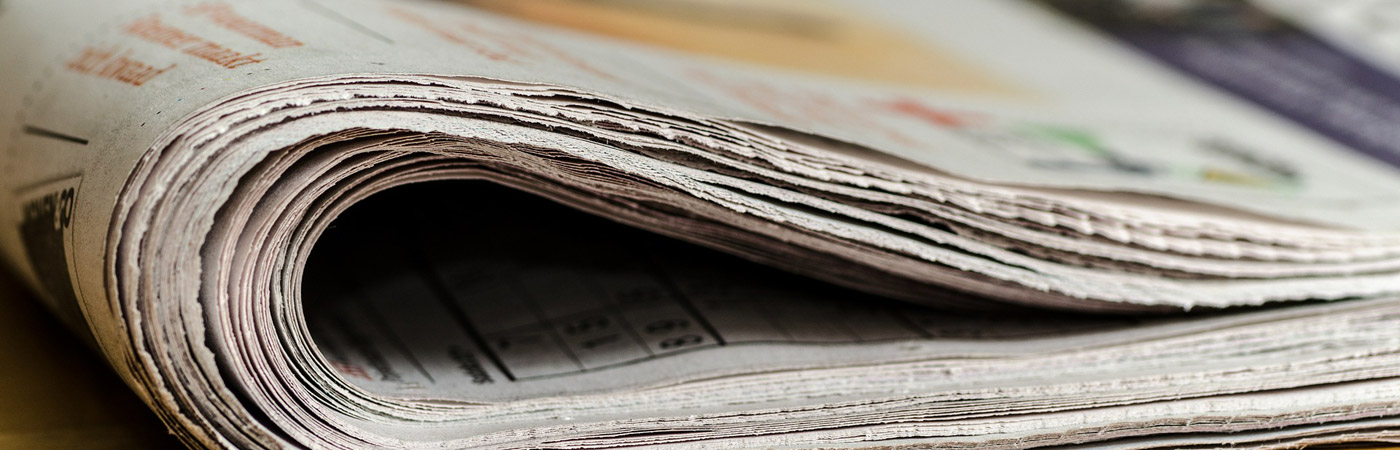 Nahaufnahme einer gefalteten Zeitung